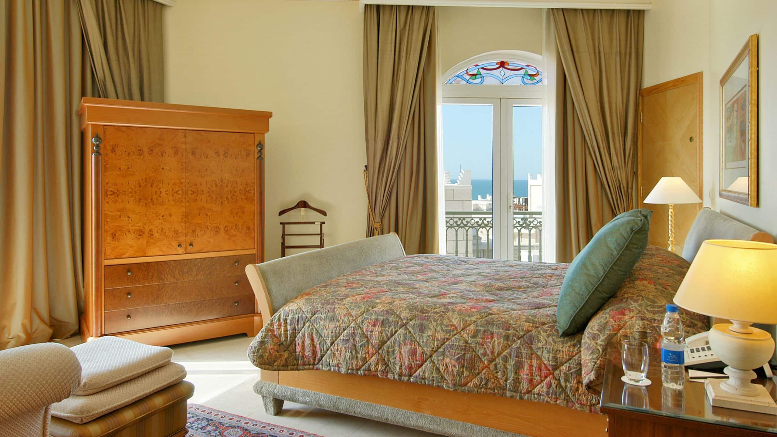 Grand Hyatt Muscat Hotel Exterior foto A bedroom at the hotel