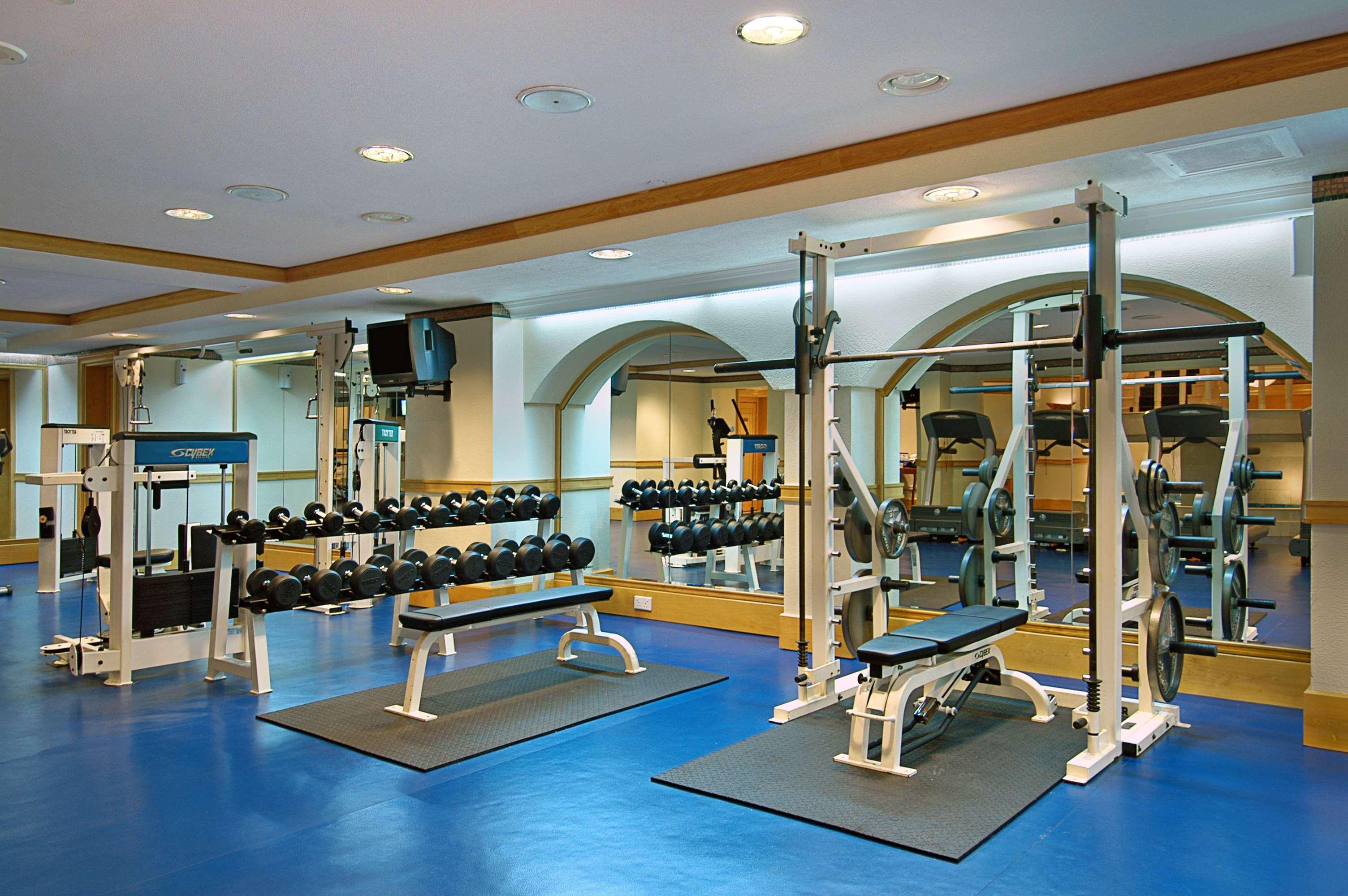 Grand Hyatt Muscat Hotel Exterior foto A gym at a hotel