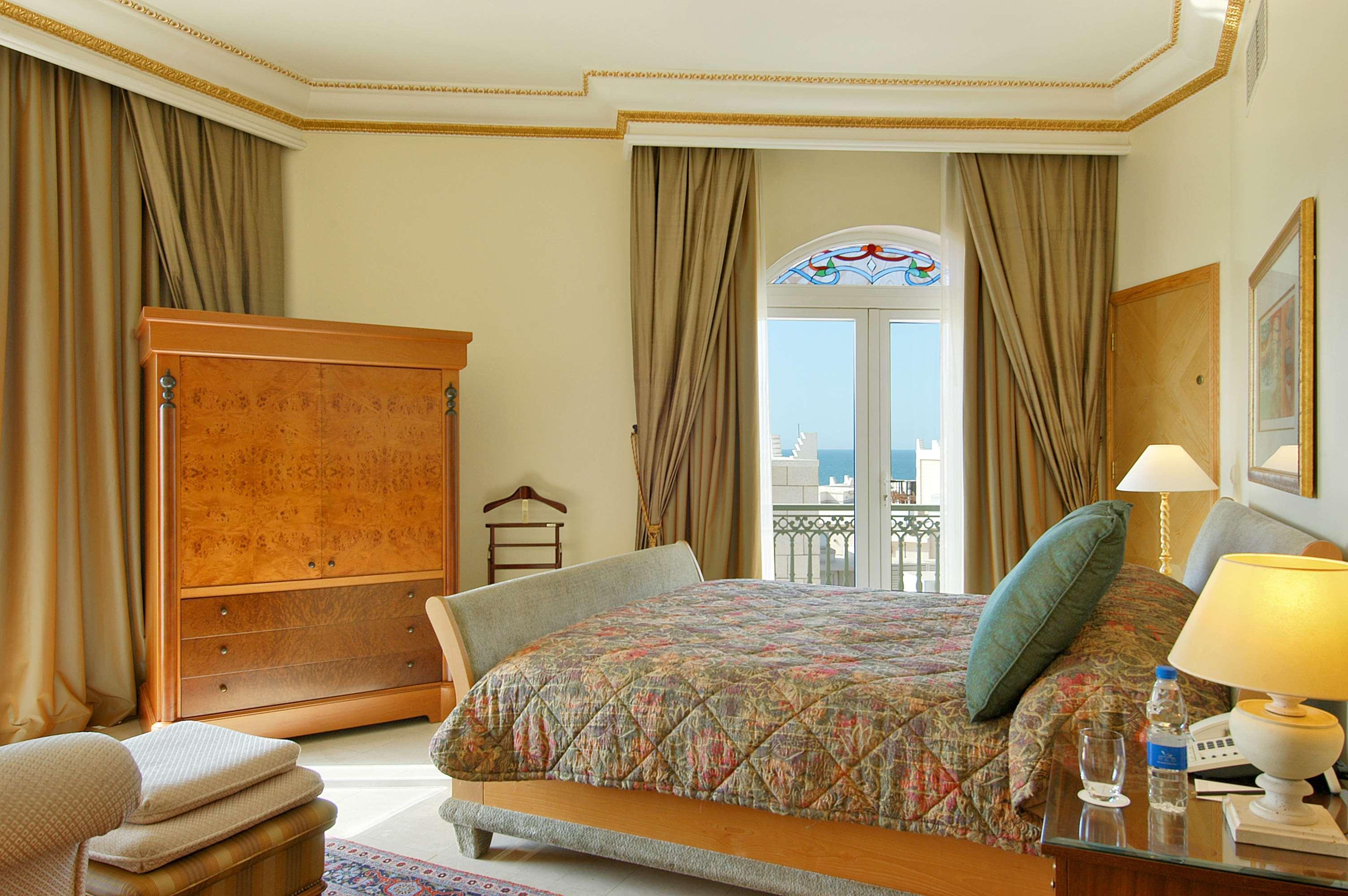 Grand Hyatt Muscat Hotel Exterior foto A bedroom at the hotel