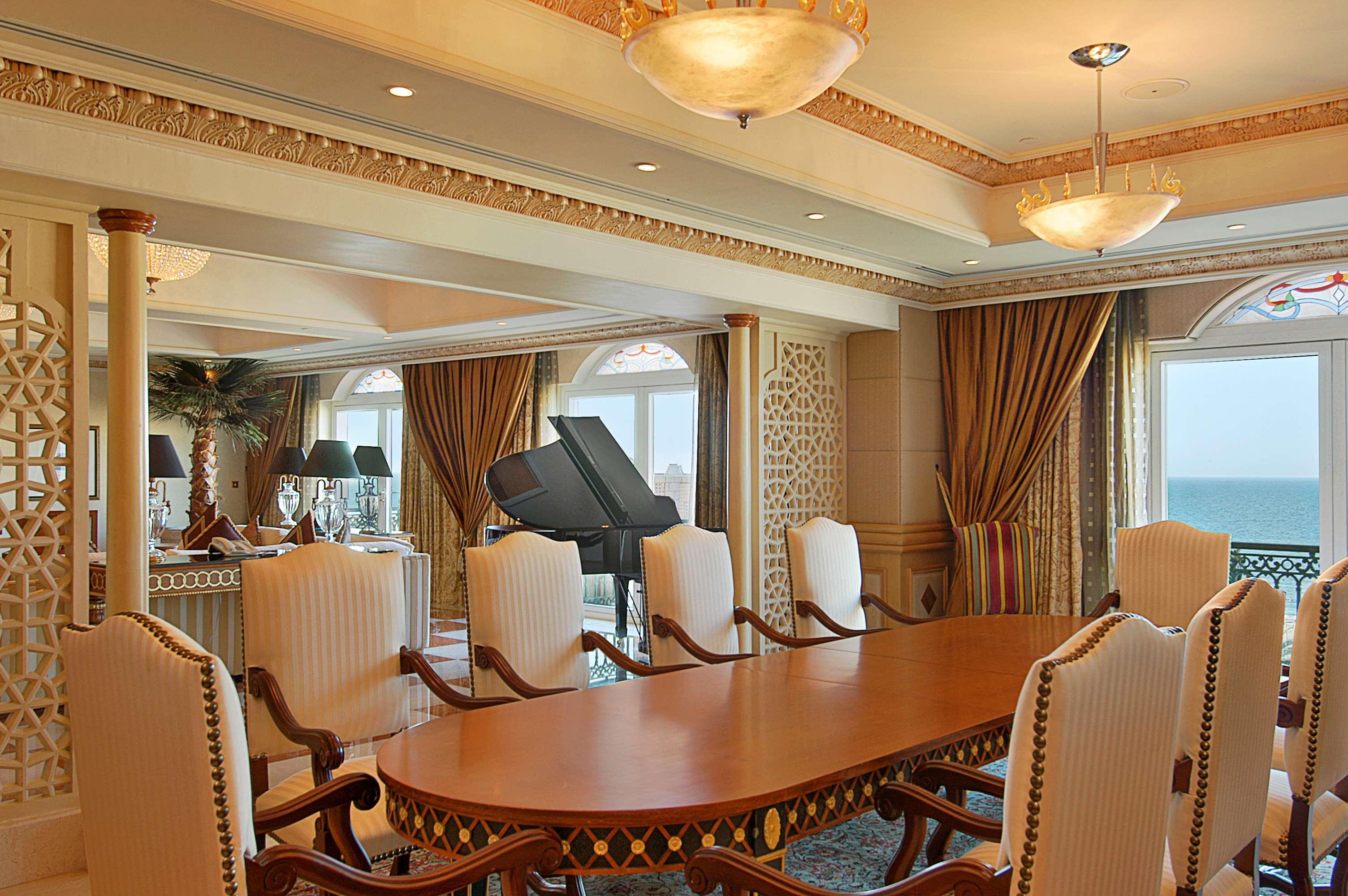 Grand Hyatt Muscat Hotel Exterior foto The interior of a suite on the Queen Mary 2