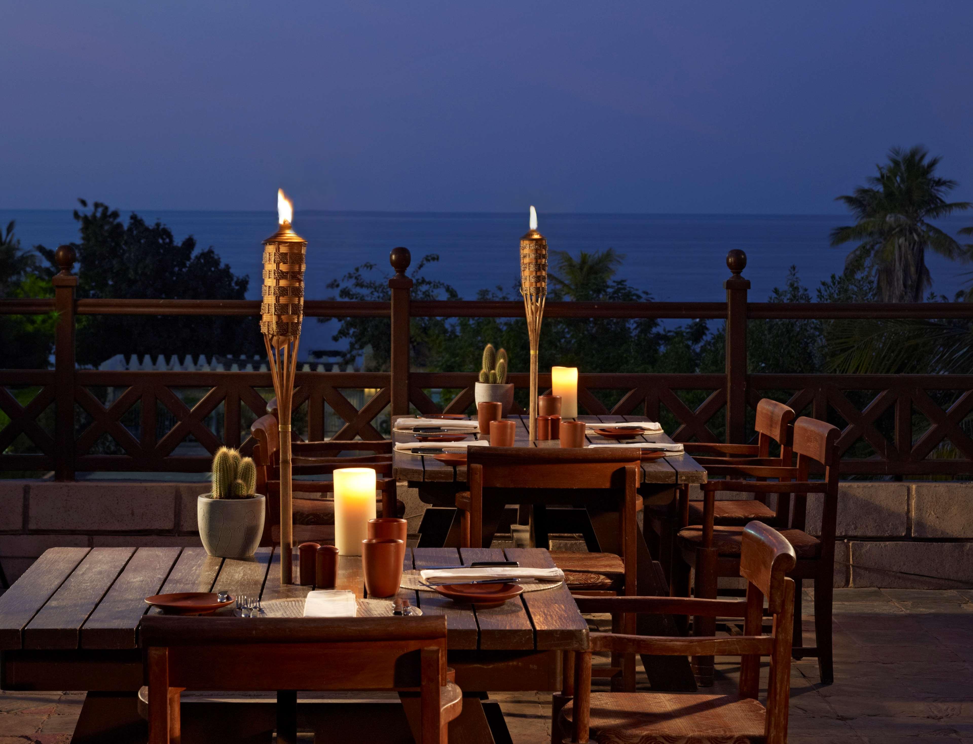 Grand Hyatt Muscat Hotel Exterior foto The Deck