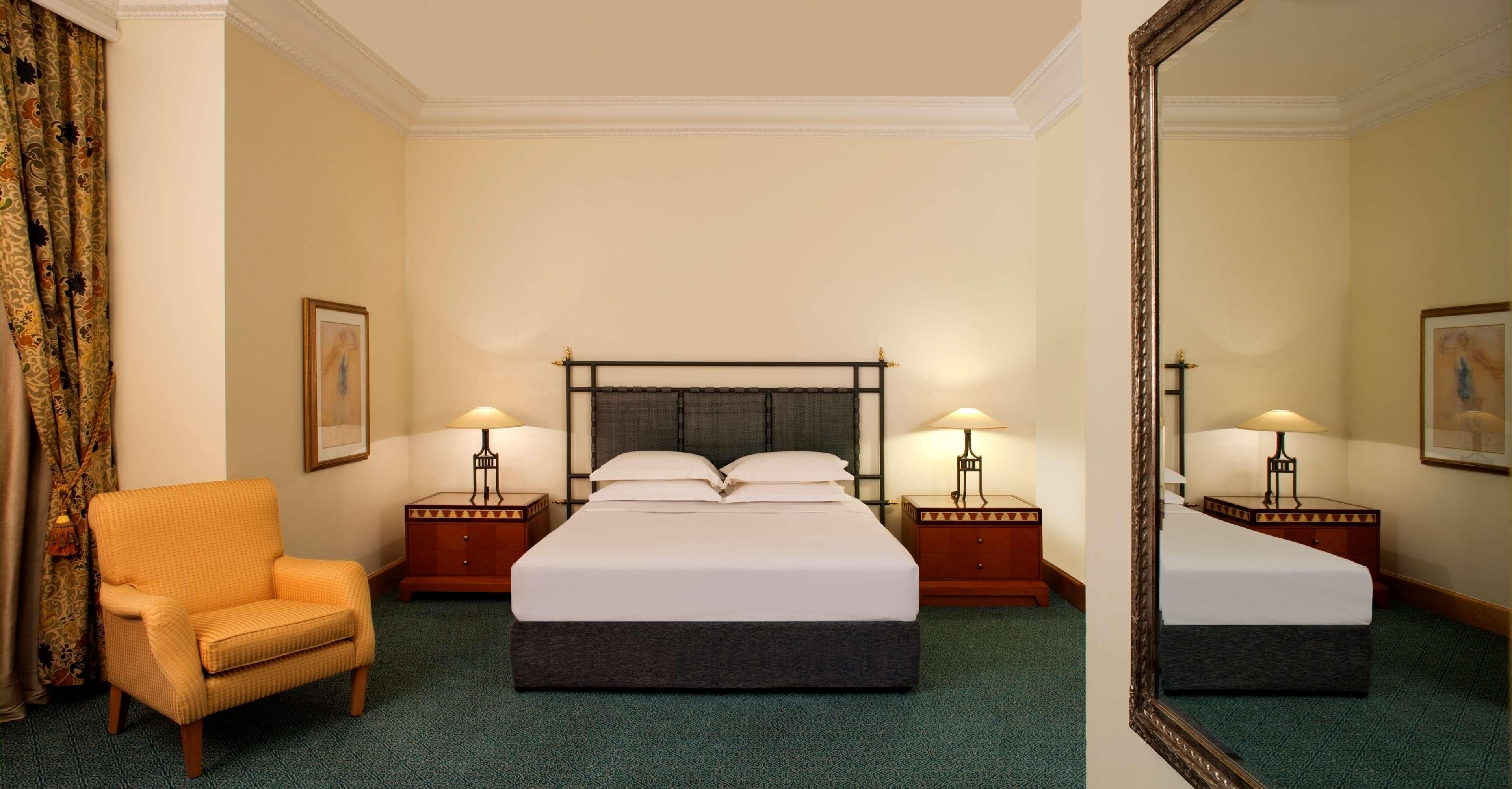 Grand Hyatt Muscat Hotel Exterior foto A bedroom at the hotel